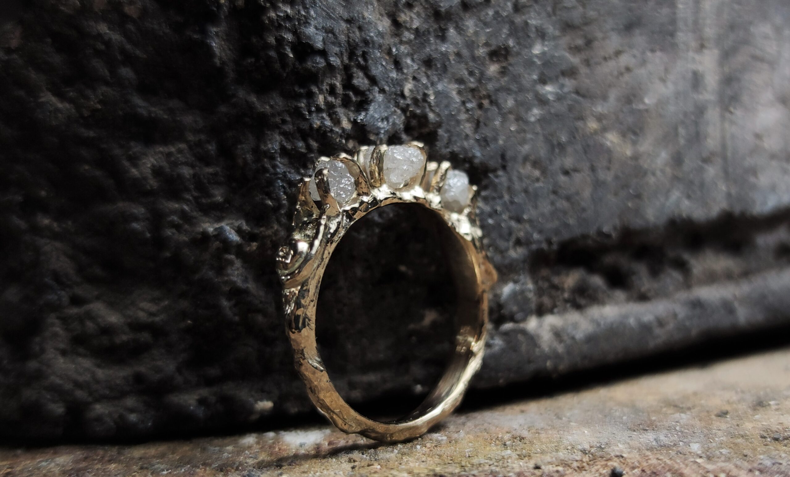 Inel din aur, cu diamante brute