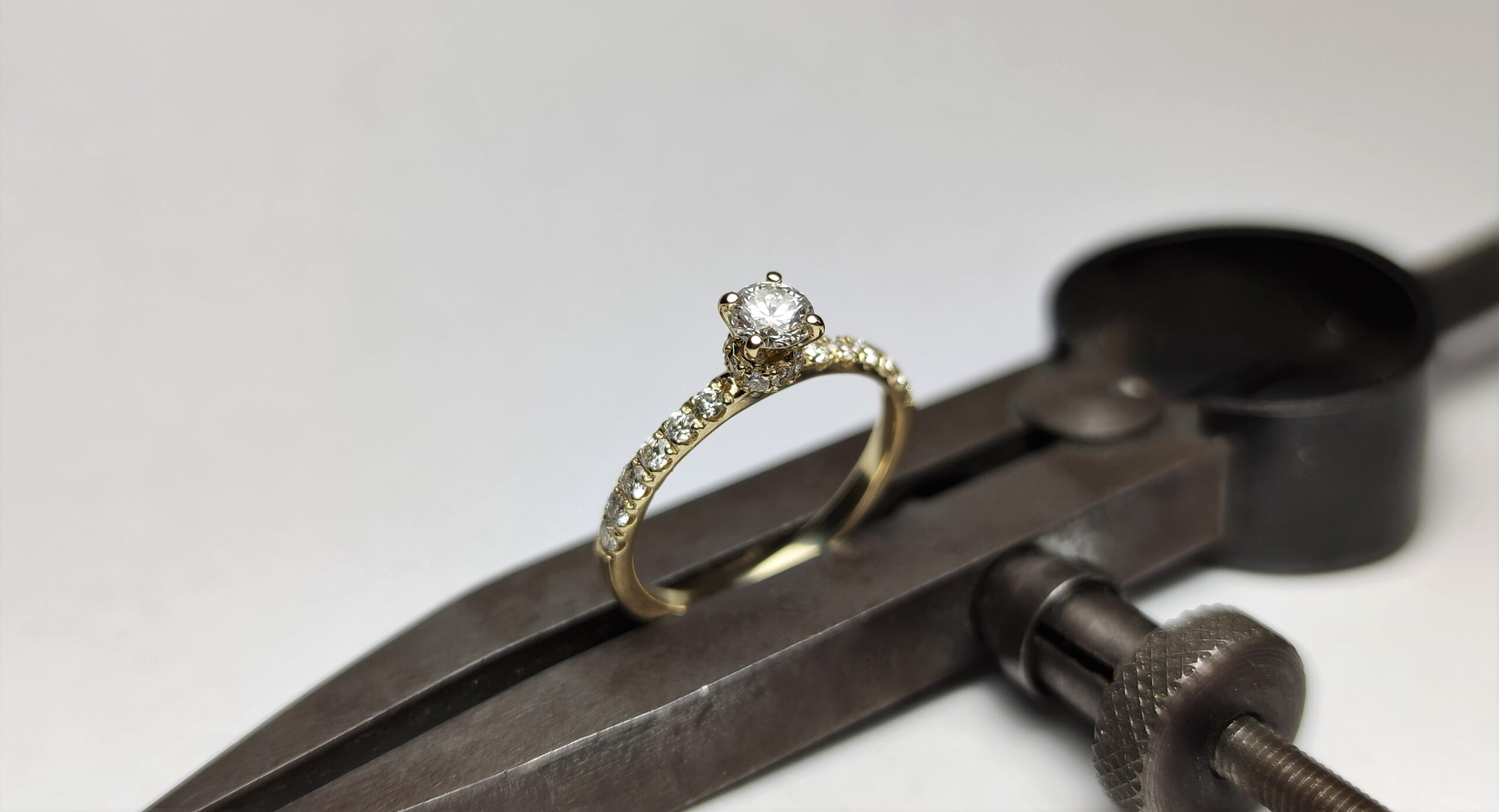 Inel de logodna cu diamant central și diamante laterale