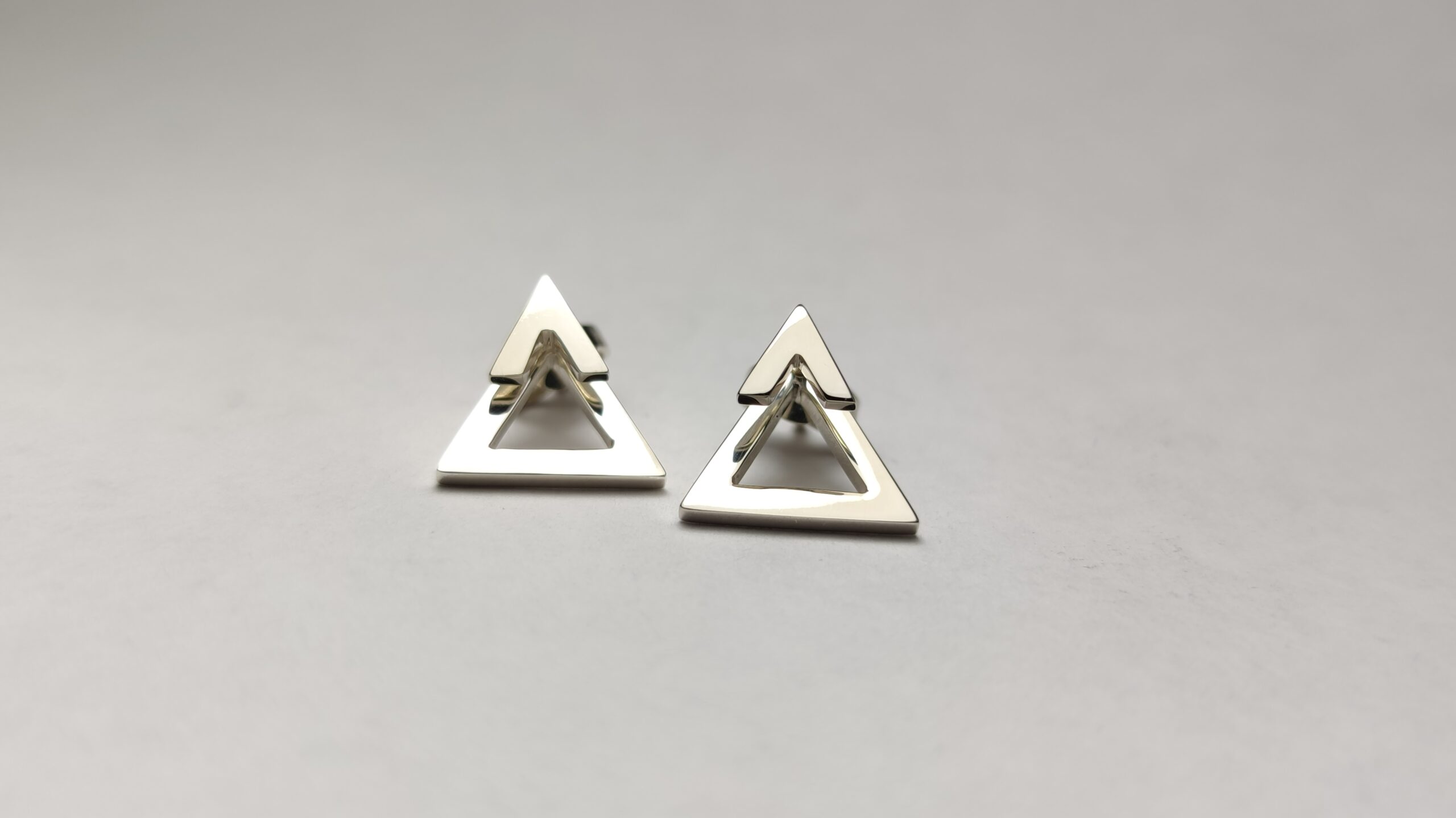 Cercei triunghi aur alb 14k