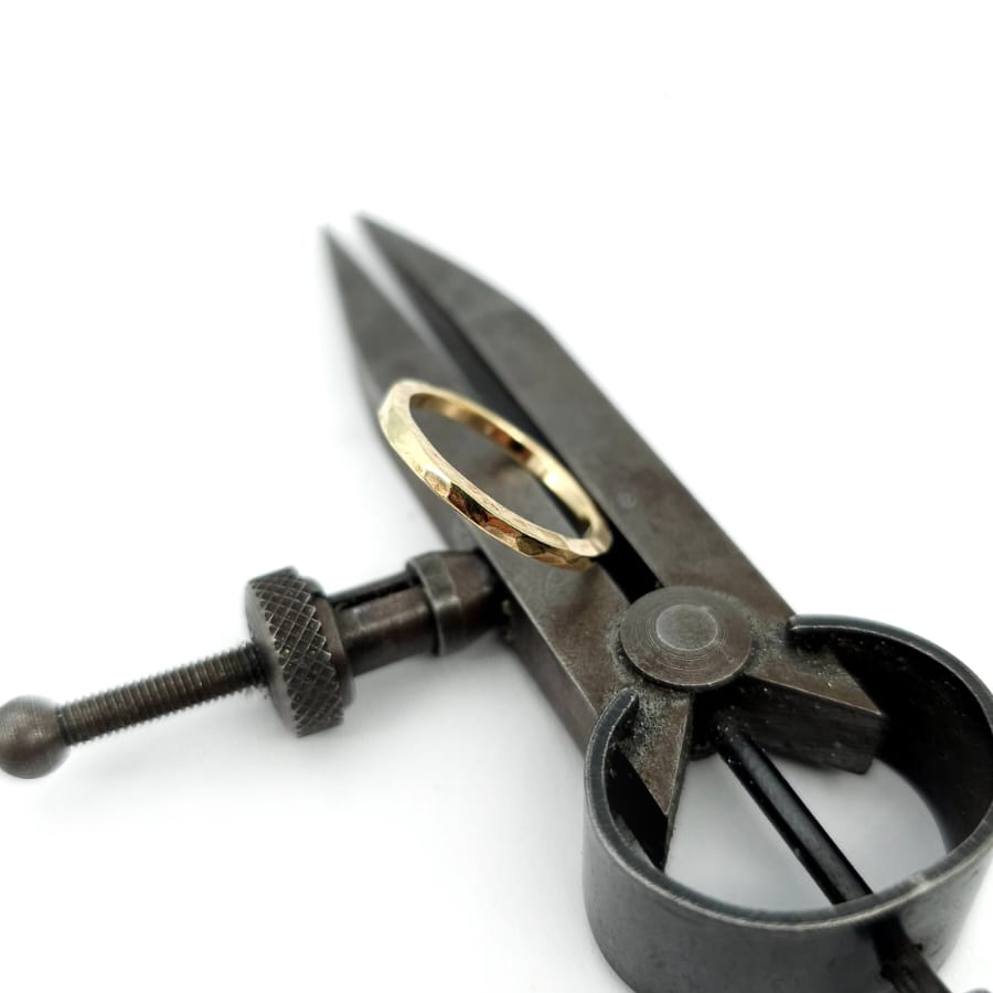 Inel din aur, cu finisaj texturat