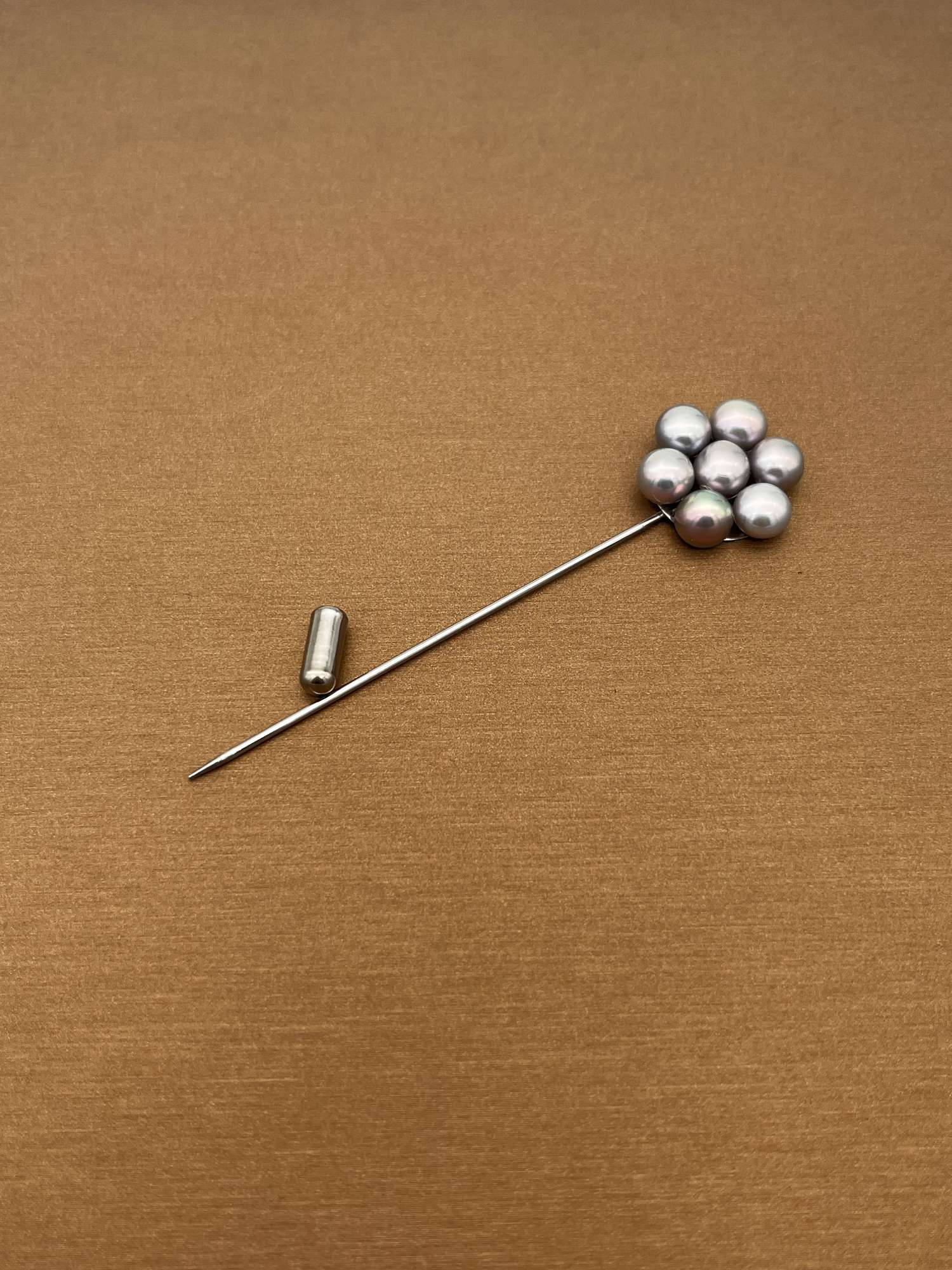 Brosa din otel inoxidabil cu perle naturale de cultura, gri