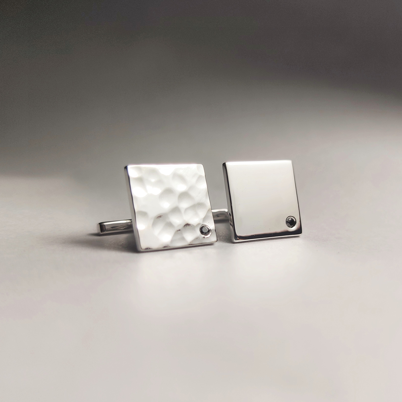 Butoni din argint cu diamante negre