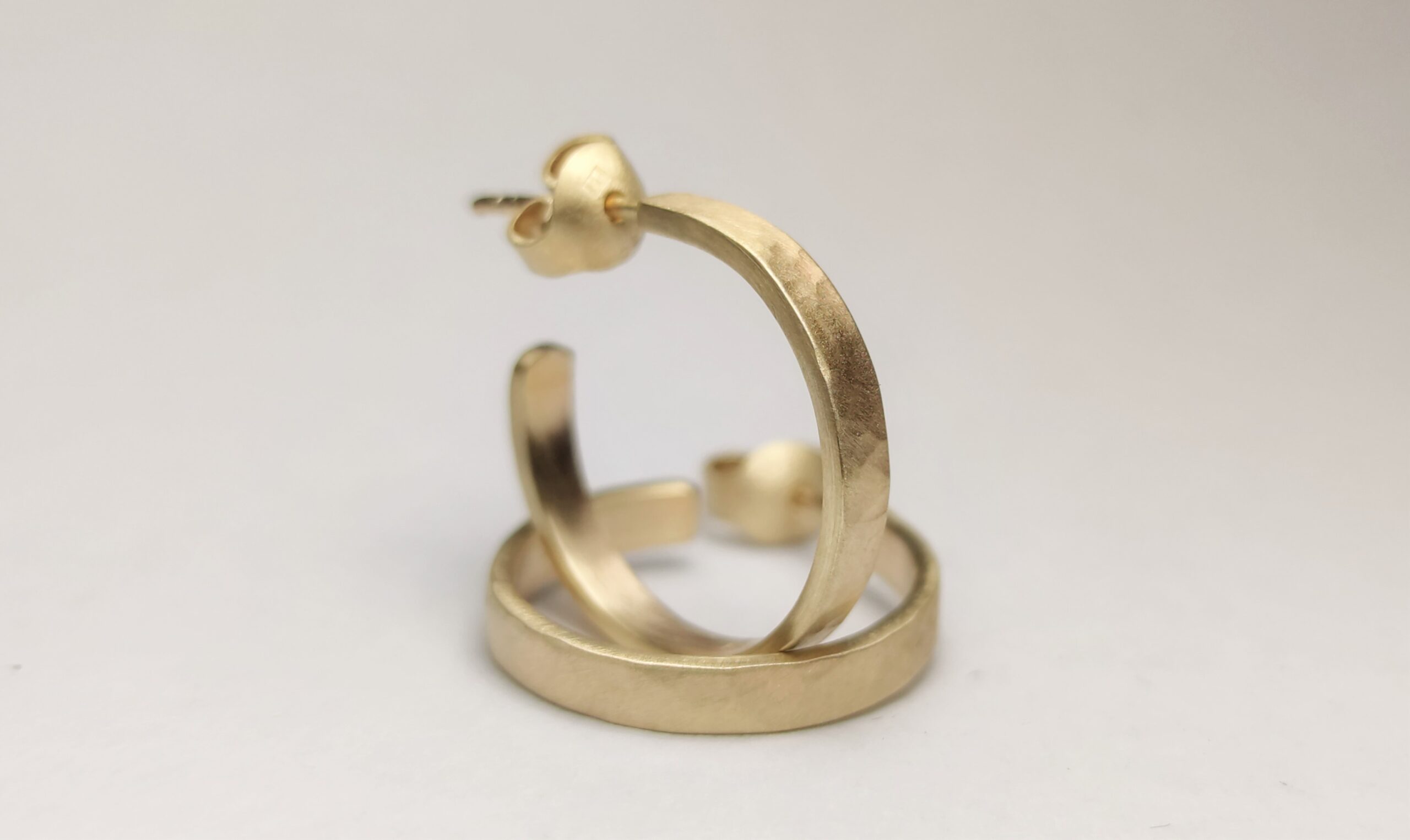 Cercei din aur galben, textura ciocan rotund