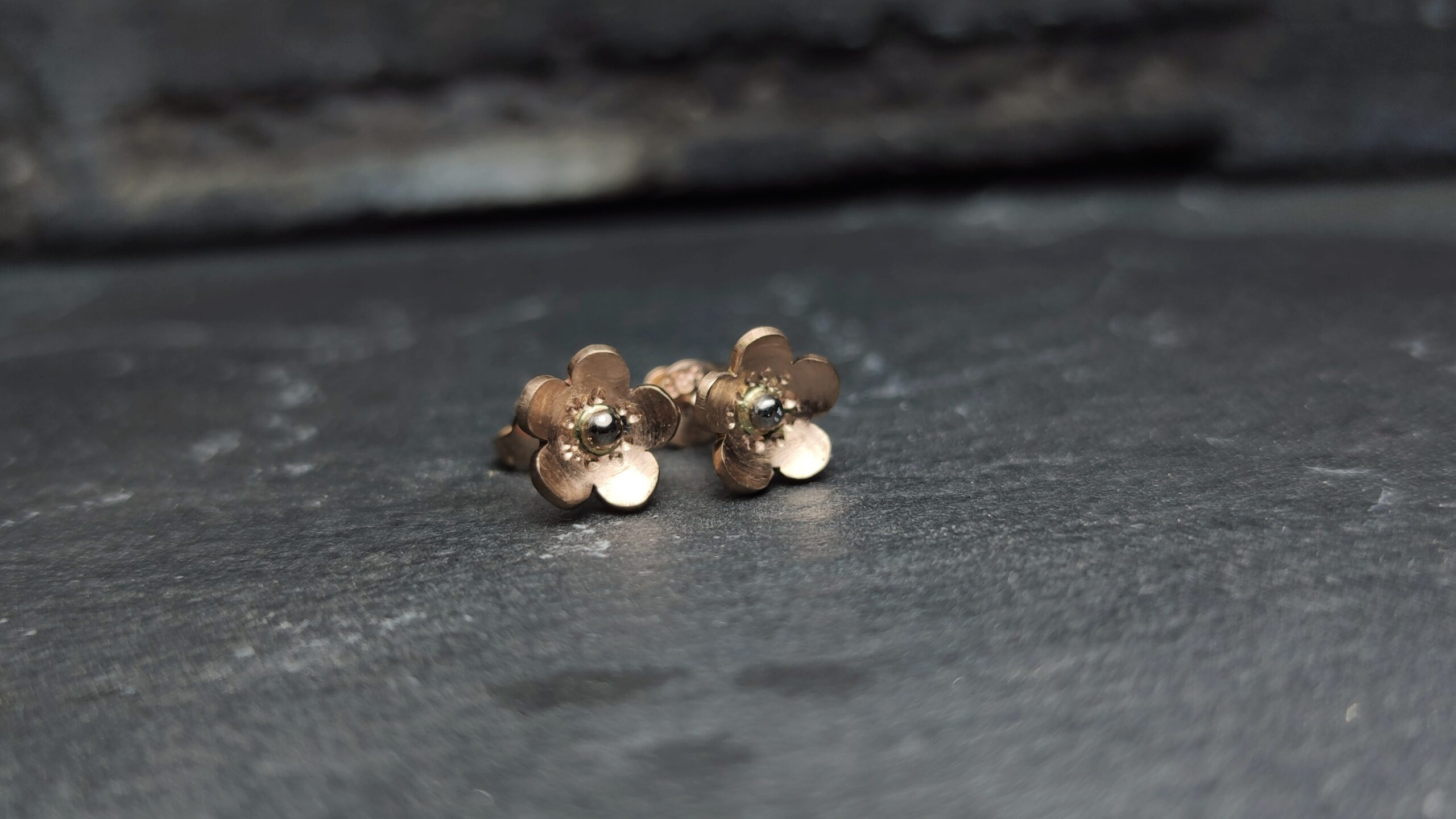 Cercei floare din aur roz cu centru galben