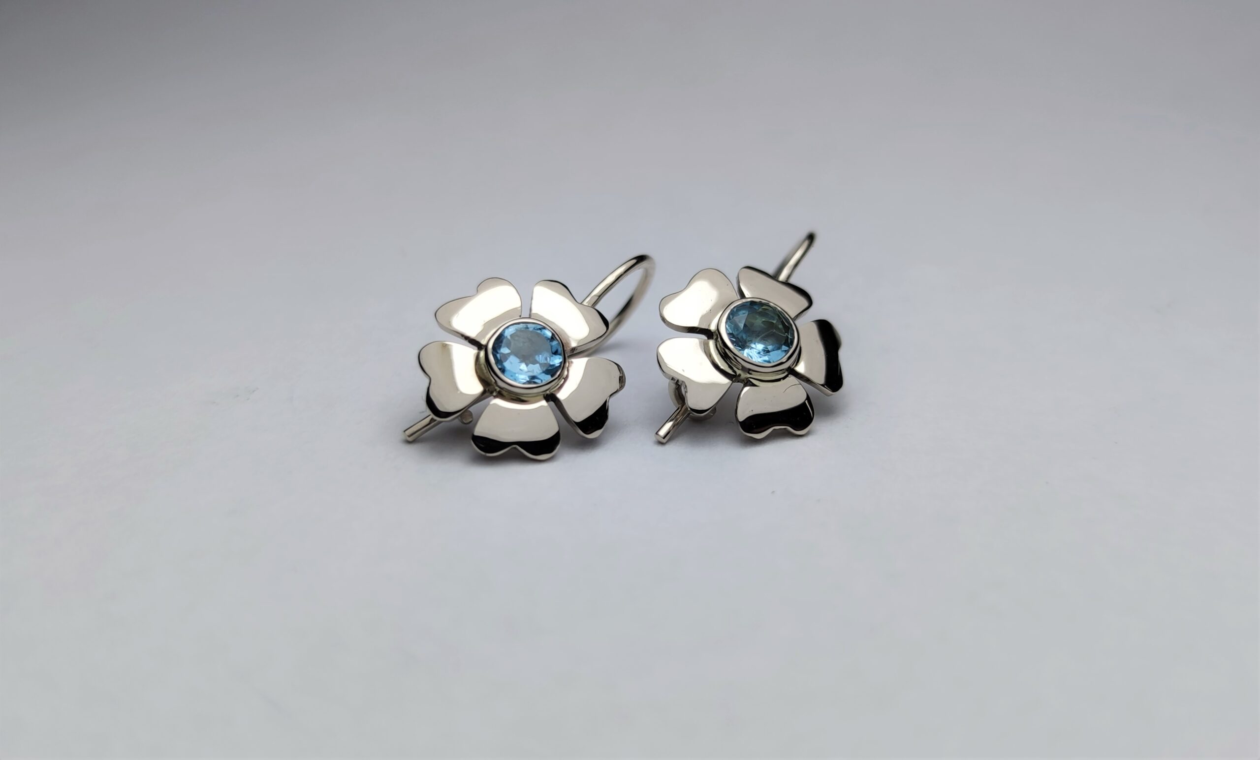 Cercei floare cu topaz blue sky