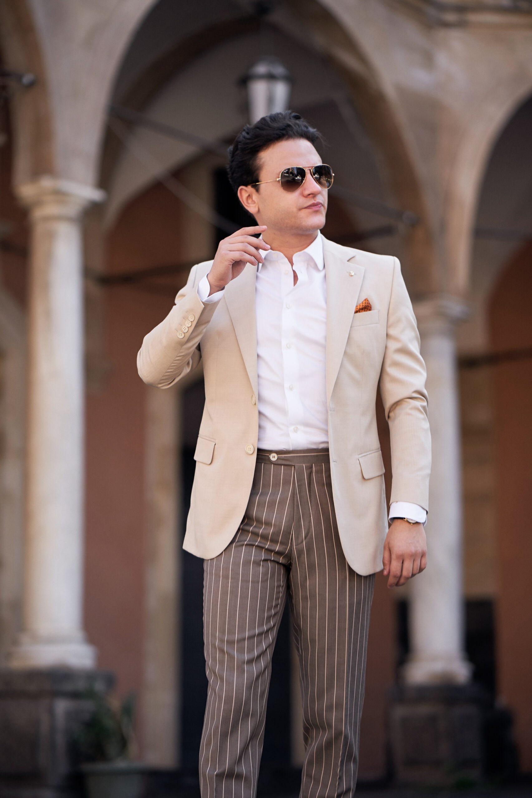 Costum "Gentleman's Cream" – Eleganță Bej cu Pantaloni în Dungi