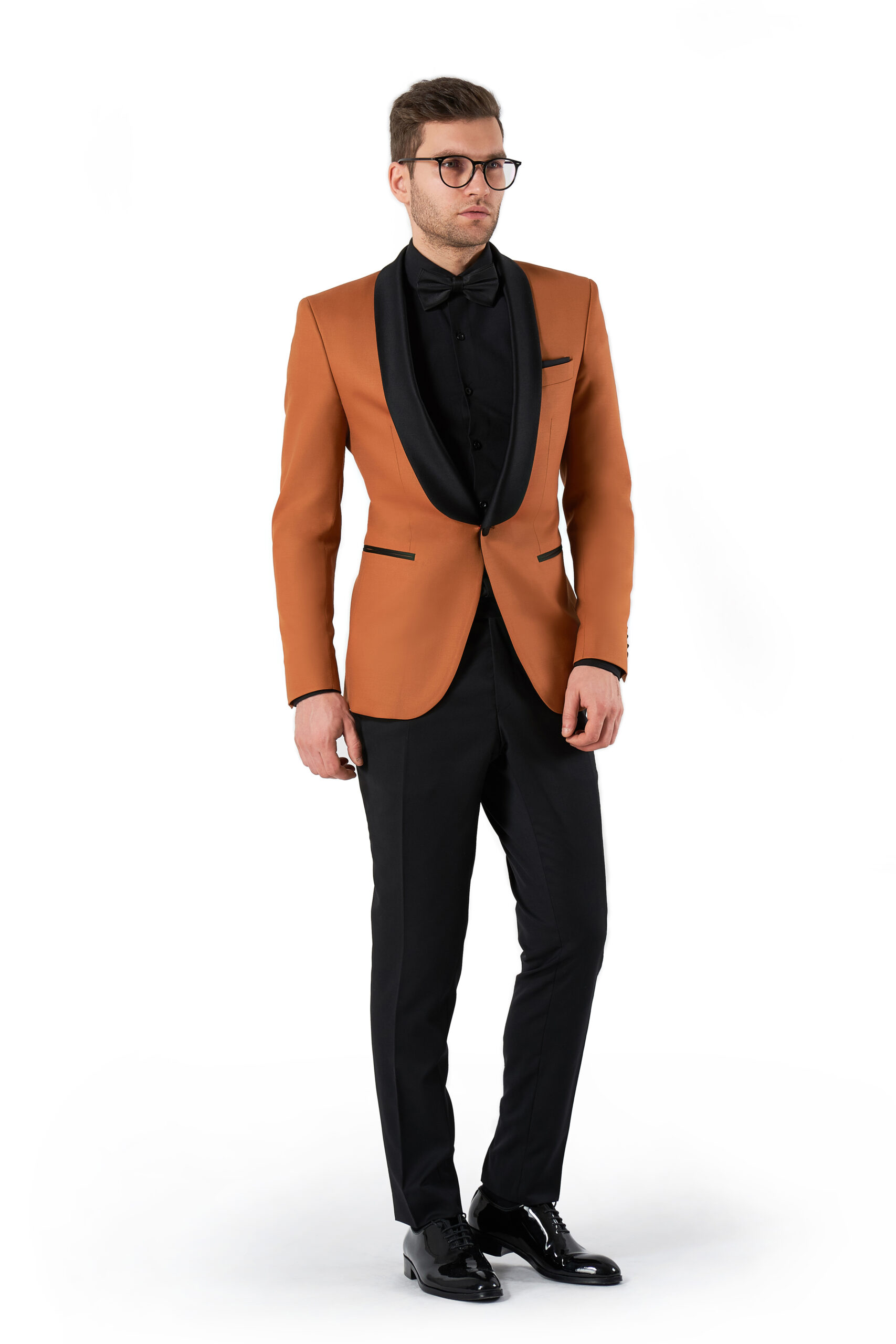 Costum de seară caramel cu rever șal negru "The Havana Statement"