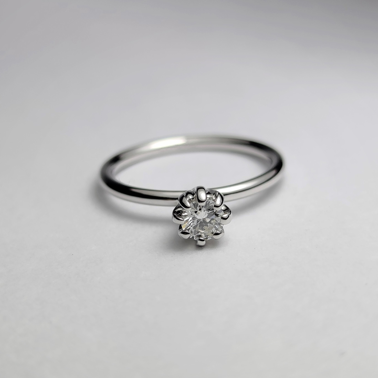 Inel de logodna din aur de 14 k, cu diamant central