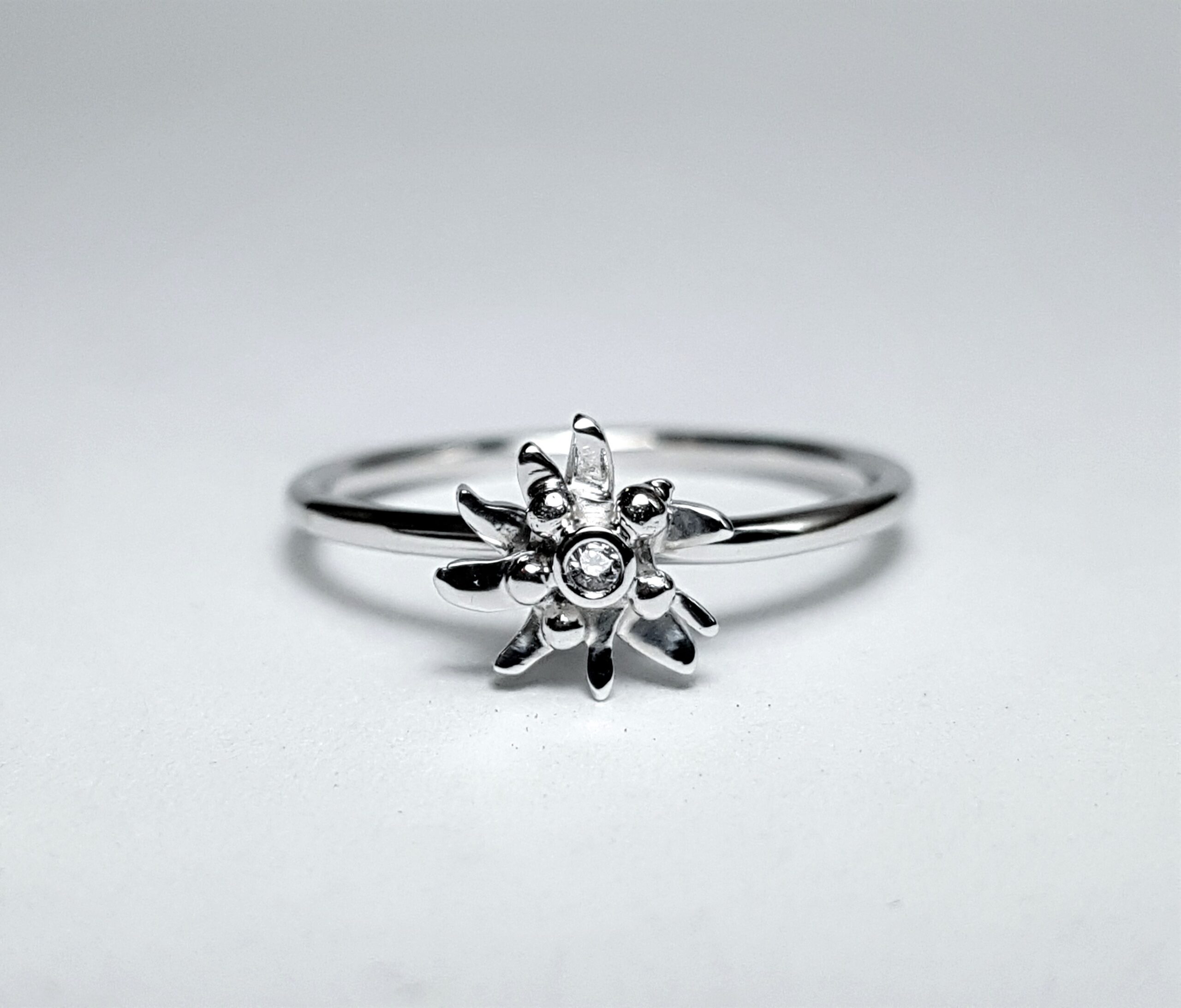 Inel de logodna floare de colt cu diamant din aur alb