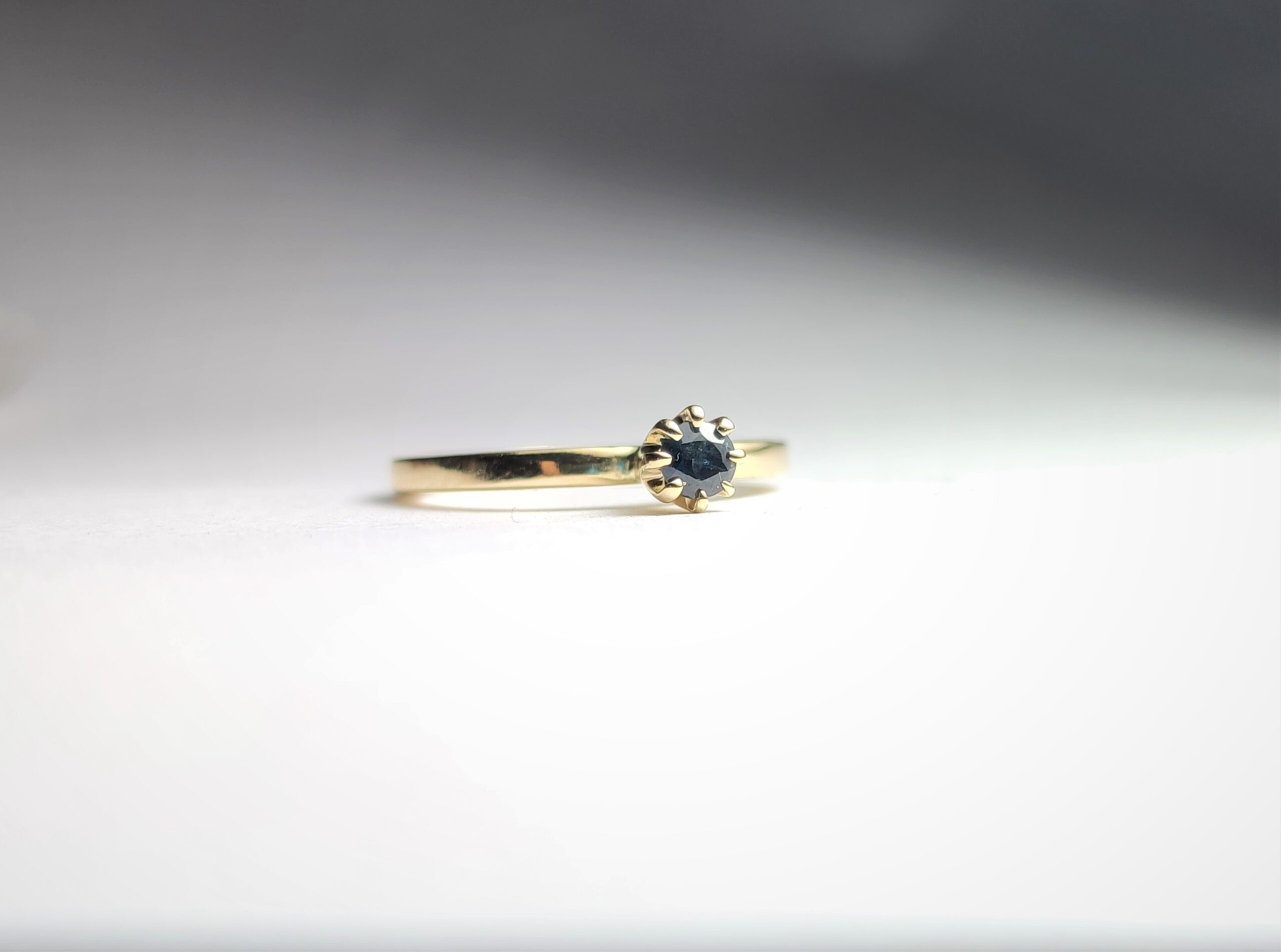 Inel de logodna cu safir albastru din aur