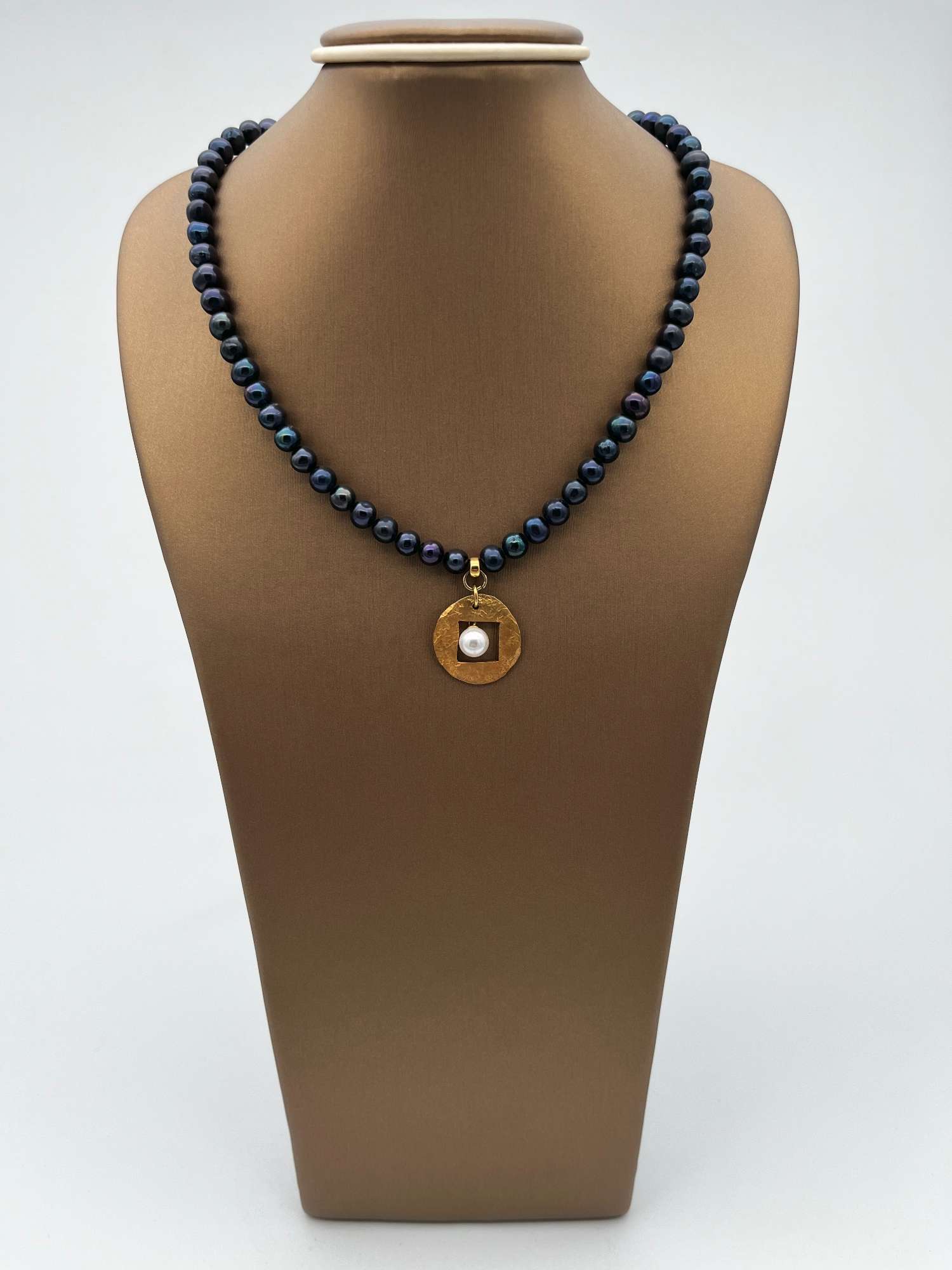 Colier din perle albastre naturale