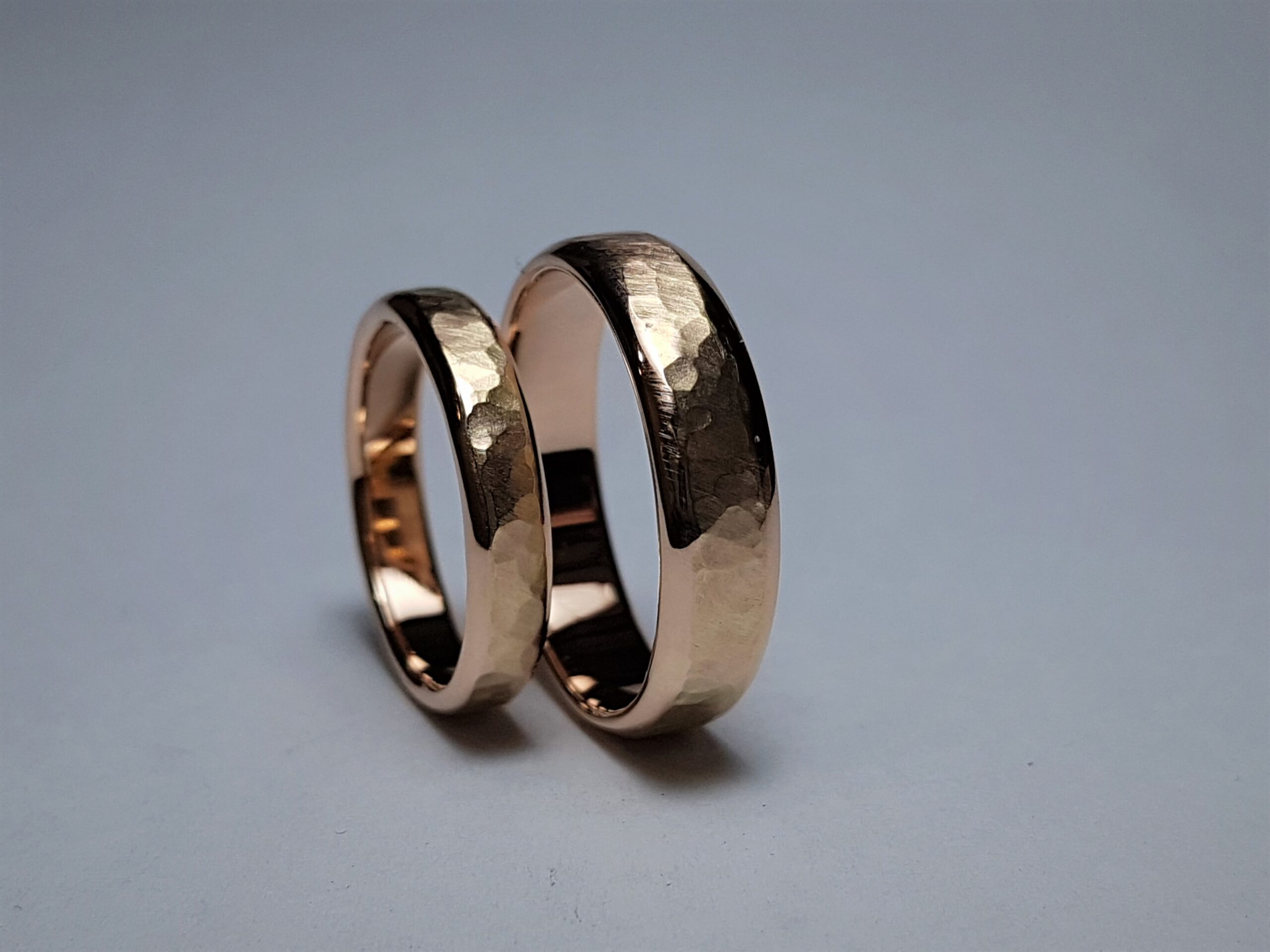 Verighete din aur, cu textura ciocan rotund