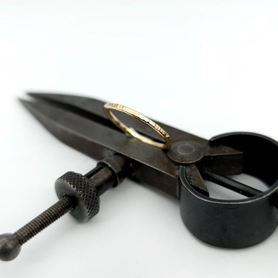 Inel din aur, cu finisaj texturat